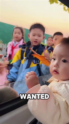 When Bored Toddler Meets Kind Strangers – Her Reaction Will Melt Your Heart! ❤️