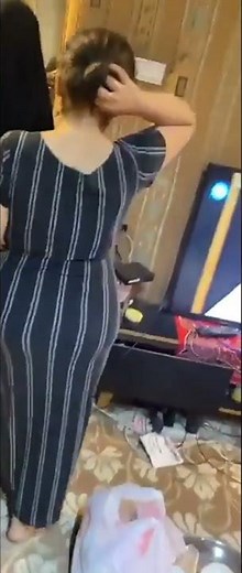 ديوث يصور امه