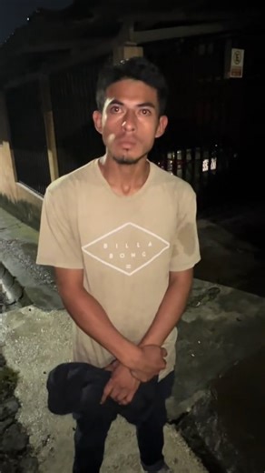 La Esquina 506 l Alex Murillo on Instagram: "🚨 De la gloria a la calle 🚨 Un exjugador de Saprissa ⚽ abrió su corazón y contó cómo el abuso de sustancias destruyó su vida. 👉 Pasó de vestir la camiseta morada y jugar con la Sele Sub 17 🇨🇷 a perderlo todo: trabajos, familia e incluso el contacto con su hija 💔. 🙇‍♂️ Empezó a consumir marihuana a los 14, cocaína a los 15 y crack a los 20… hasta que todo se vino abajo. Hoy vive en la calle 🏚️ y admite con crudeza: "No he podido parar porque no