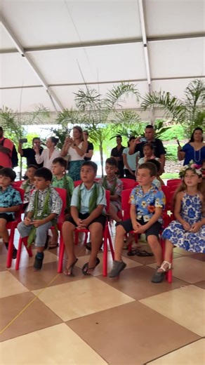 36K views · 1.8K reactions | Une petite vidéo rien que pour vous ! Une version très touchante de « Je l’aime à mourir » lors d’une rencontre présidentielle Tahitienne. Merci à Monsieur le président Moetai Brotherson et son épouse pour ce moment suspendu. Regardez bien jusqu’au bout car une belle surprise de partage et de magie est à découvrir. | Baboo Music | Facebook