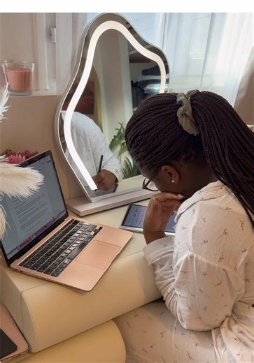 Le retour des vlogs étudiants 🌟💕 Ça vous avait manqué ? Merci à @XPPen Official (collaboration commerciale) pour la tablette qui m’aide depuis la rentrée 📚🎀 C’est la XP PEN Magic Note Pad et la team YouTube sait déjà à quel point je l’aime 💕💕 Vous avez 15€ de remise supplémentaire sur la tablette avec le code: LYDIE15 🌟🌟 Le lien de la tablette est en bio