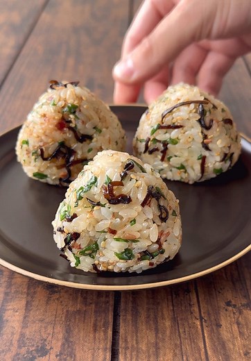 簡単レシピ！塩昆布と刻みネギの白だしおにぎり作り方