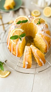 Zitronen-Joghurt-Kuchen: der einfache, saftige und erfrischende Rührkuchen! 😍 Die Kombi in diesem Gugelhupf ist für mich Sommer pur 😎 hier trifft frische Zitrone auf Joghurt, der den Kuchen so saftig macht 😋 Mögt ihr Zitronenkuchen? Habt ihr ihn schon mal mit Joghurt gebacken? 🍋💬 🔸 Zutaten (22er Gugelhupfform): 4 Eier 175g weiche Butter 175g Zucker 1 Prise Salz 2 Zitronen= 75ml Saft Abrieb einer Zitrone 300g Weizenmehl Typ 405 25g Speisestärke 2 TL Backpulver 150g Joghurt Für den Zuckergus