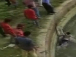 Watch | Sikh men remove turban to save four from drowning