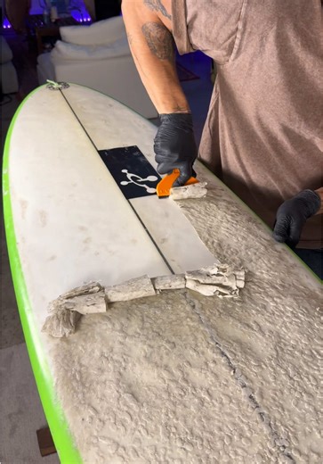 Scraping off the old wax from this 6ft Chem Surfboard and cleaning up the residue with coconut oil #WaxOnWaxOff #SurfboardCare #beforeandafter #satisfyingcleaning