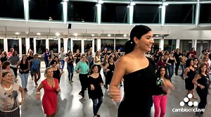 200 Damas comenzaron SALSA DIVAS en Cambio en Clave. Fue una clase llena de elegancia, sonrisas, sabor y sensualidad. ¡Gracias a todas! Si te quedaste fuera y quieres inscribirte en el próximo, visita cambioenclave.com/divas | Cambio en Clave