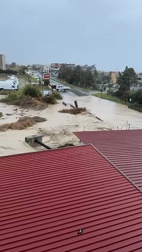 99K views · 719 reactions | Aggiornamento #maltempo Calabria. il torrente Umbro è straripato tra Sellia Marina, Cropani e Botricello per le precipitazioni abbondanti delle ultime ore. Fango, acqua e detriti si sono riversati sulla strada statale 106 Ionica con diversi disagi Video di Giuseppe Talarico viaStazione Meteorologica Sant'Elia. #calabria | 3BMeteo | Facebook