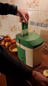 Sokowirówka Predom, rocznik '80, pracuje każdej jesieni przy wyrobie soku. #sokowirówka #niezniszczalna #Predom #EDA #Poniatowa #Mesko #SkarżyskoKamienna #sok #domowy #jabłkowy #antyki #starocie #gotowanie #kuchnia #PRL | Perła PRL-u
