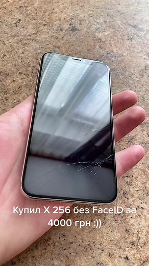 iPhone X Cracked Screen Close-up Review