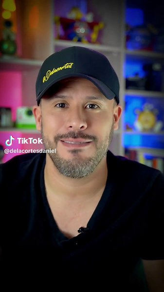 Si no defines esto, tu contenido va directo al limbo… Subes reels, le metes ganas, pones musiquita trendy… y nada. CERO interacciones. ¿Te suena? Antes de culpar al algoritmo, responde esto: 🤔 ¿Tu contenido entretiene, educa o vende? 📌 Si es para entretener, haz que la gente ría, se identifique o diga: “¡Esto me ha pasado!” 📌 Si es para educar, ve al grano. Nadie quiere un tutorial de 10 minutos en un reel. 📌 Si es para vender, deja de sonar como un folleto y cuenta una historia. 🎯 Para que