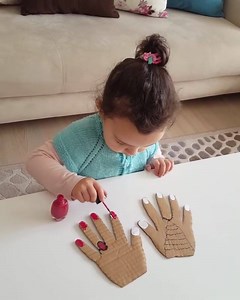 1.1M views · 3.5K reactions | Own, veja só que atividade fofa para desenvolver 易 coordenação motora fina e o reconhecimento de cores ! Sensacional, não é mesmo ?! • • •NÃO FAÇAM COM ESMALTE. ESMALTE É TÓXICOS !!! • •Coloquem tinta guache dentro do recipiente do esmalte*, dica das meninas nos comentários abaixo  • • créditos: _nidanurunannesi_ | Equidade com educação | Facebook