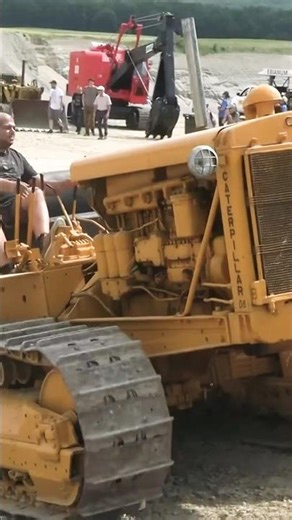 Massive 20.4L 6-Cyl Caterpillar D8 Vintage Tractor Crawls By!