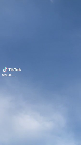 私はいつまで先生を愛せばいいの？ 先生が異動してから無理矢理 好きな人作ろうとしたけど どうしても先生が好きって なっちゃって。 先生が異動した時 正直2ヶ月も経てば他に好きな人 できるかもって思ったけどこんなに未練が残ってるなんて、もうきつい 先生を愛してるけど 本当はもう愛したくない 辛いから、苦しいから 先生が居なくなってから 空を撮るのは、動画をあげるのは もうこれで最後にしようって 投稿する度思ってた 『ありがとう』『大好きでした』 『さよなら』そう打つ度に 諦められた気がしてた 何回も何回も先生に届く筈のない さよならを言って終わった事にして でも気づいたら先生の事を想い ながらまた空を撮っていて。 いつまで続くんだろう とっくに終わった筈だったのにね 本当に疲れちゃった 次で終わりにしようか #先生と生徒 #異動 #結婚