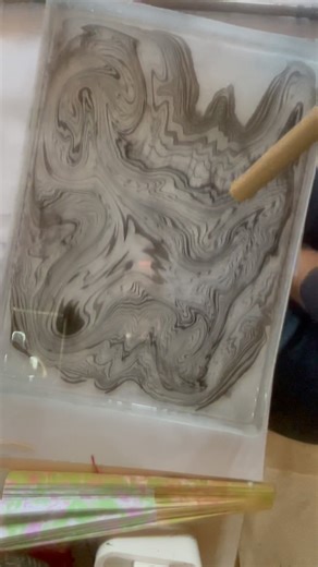 🇫🇷 Le Suminagashi de ce matin ✨ J’utilise une paille et un souffle léger pour guider l’encre, tandis qu’un petit éventail ajoute son propre mouvement subtil. C’est toujours une danse entre l’intention et le lâcher-prise — l’encre, l’eau et le souffle décident ensemble. Un moment de création tout en douceur avant que la journée commence. 🇬🇧 This morning’s Suminagashi flow ✨ I’m using a straw and a gentle breath to guide the ink, with a small fan adding its own subtle movement. It’s always a d