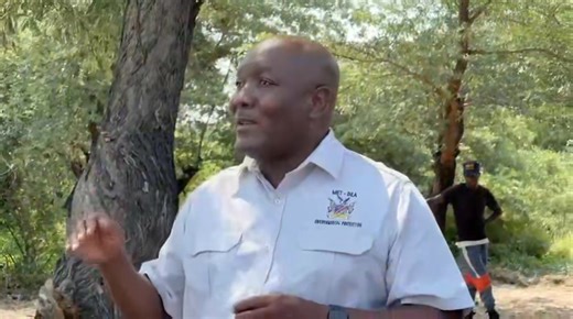 Environmental Commissioner Timoteus Mufeti informed sand dredging operators in Kavango East on Saturday to halt their operations and comply with existing environmental laws. The Commissioner conducted an inspection of the area while in the region for public consultations on the amendment bill for the Environmental Management Act, as well as regulations regarding sand and gravel mining. He also issued a stern warning to all unauthorised sand and gravel mining operators to cease their activities a