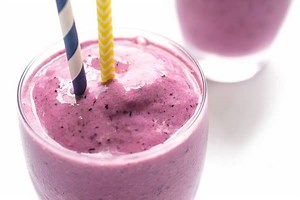 This fresh and fruity smoothie is a scented with fresh ginger, the perfect balance to the sweet berries. RECIPE: https://thelemonbowl.com/strawberry-ginger-smoothie/ | The Lemon Bowl