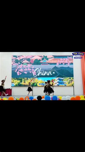 🌸 #P1 中国风 扇子舞 ：寄明月 🌸 小朋友们手持轻盈的扇子，伴随优美旋律舞动，呈现出古典中国风的优雅与灵动。🇨🇳 🇨🇳扇子开合、旋转、步伐轻盈，像风中舞动的花瓣；古典汉服或飘逸舞裙，色彩柔和，增添舞台意境；甜美、恬静，散发小小舞者的自信与灵气 ✨ #中国风舞蹈 #扇子舞 #小小舞者 #TenToesAcademy | Ten Toes Preschool Rengit
