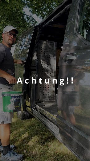 Du überlegst, bei Farbe zu sparen? Kurzfristig klingt’s verlockend, aber am Ende zahlst du doppelt: Mehr Schichten, fleckige Wände und schneller Verschleiß kosten dich Zeit, Nerven und meistens sogar mehr Geld. Mein Tipp: Setz lieber direkt auf Qualität, dann hast du lange Freude an deinen Wänden und sparst dir den Ärger! ➡️ Speicher dir diesen Beitrag ab, wenn du beim nächsten Anstrich keinen Stress willst. ➡️ Welches Schlagwort fällt dir beim Thema Billigfarbe ein? Schreib es gern in die Komme