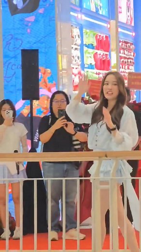 Awww that was so cute! A kid ran to Freen and hugged her! 🥹🤏 BYE BYE FREEN!! 🫶🤍 Thank youu to everyone who came to support her today. FREEN MINISO CENTRAL WESTGATE #MinisoXFreenSarocha #srchafreen | Angel Jennie Lee