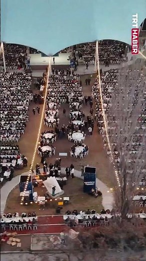 20,000 students gathered at an iftar dinner at Ankara University.