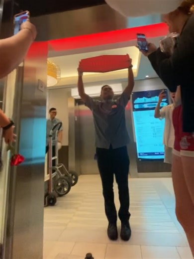 This Worker Shows Pure Joy on the Job