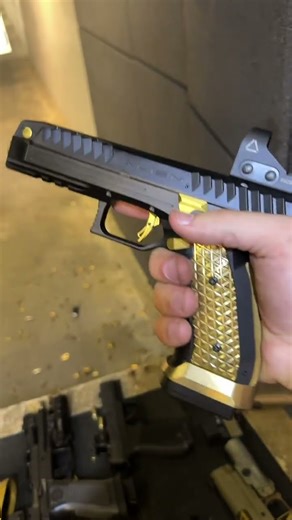 This alien is out of this world.. Laugo Arms Alien