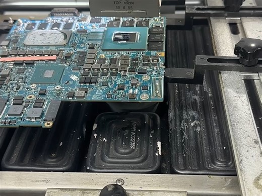 外星人17r3开机花屏后黑屏维修