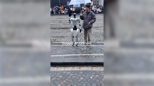 Robot umanoide ruba la scena al Capodanno cinese di Parigi | la sorpresa del pubblico – Video
