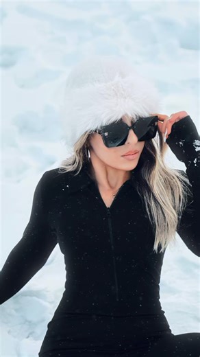 Nuranə Azərin on Instagram: "Birgünlük tur vlogumu sizinlədə bölüşmək istədim. Qar Bakıya yağmamış bir siftəni etdik🫣 Turlardan istifadə edirsən? #nurannne #travel #sahdag #reels"