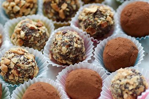 Sitni kolači za slavu gotovi za 20 minuta: 3 vrste rum kuglica od jedne smese biće lepše i od kupovnih