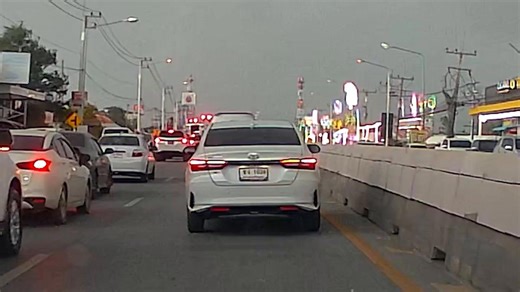 Giant hydrogen-filled balloon promoting event explodes along roadside in Thailand