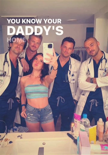 Cómo hacer un selfie con el reparto de Grey's Anatomy usando IA Grey’s Anatomy con IA foto Cómo crear una foto con los personajes de Grey's Anatomy con inteligencia artificial Tutorial de selfie AI con el reparto masculino de Grey's Anatomy como hacer foto de greys anatomy Grey’s Anatomy foto con Grey’s Anatomy foto Grey’s Anatomy con IA foto viral Grey’s Anatomy foto Grey’s Anatomy foto estilo polaroid Grey’s Anatomy Mark Sloan Derek Shepherd Alex Karev estilo cine retro Grey’s Anatomy ambiente