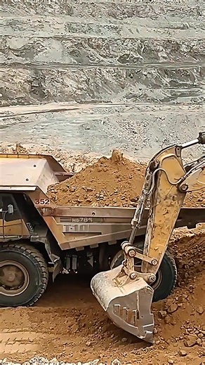 15K views · 241 reactions | Cat 390F - loading in action #fblifestyle #Cat390F #Caterpillar #ExcavatorPower | Earthmover Legends | Facebook