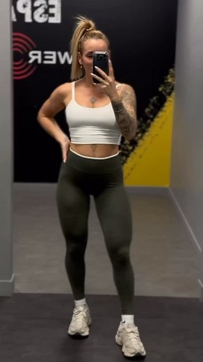 Pas le temps pour ta séance jambes ? 😩 Voici une séance express de 4 exercices pour travailler tes quads, tes ischios et tes fessiers 👊 J’ai fait 4 séries de 12 à 8 répétitions en augmentant la charge à chaque série. Contrôle ta descente, reste concentrée sur ton muscle pour une vraie connexion… et tu verras, c’est ultra efficace 💪🔥 Et pour plus de force et d’énergie, j’utilise mes compléments PROZIS au quotidien Vous avez -10 % avec mon code : RAGNAR 🔥 #gym #legday #fitness #bodygoal #boot