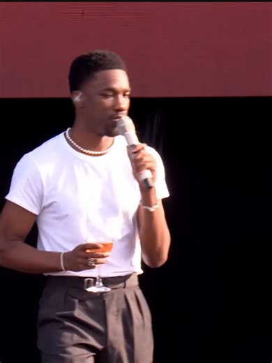 🎶 If heartbreak had a SOUNDTRACK, this would be the opening track. 😔💔 Giveon’s voice doesn’t just sing... it aches. “Heartbreak Anniversary” is that late-night, soul-stirring anthem for anyone who remembers a love that still haunts them. 🕯️🎤 Tag someone who feels this in their soul. Follow for more music that speaks to your emotions. #GiveonTikTok #RNB #SlowJam #HeartbreakSong #VocalPerfection #SoulMusic #EmotionalMusic #ThrowbackVibes #MusicLover #FYP #Foryou #ViralSound #TrendingAudio #Sa