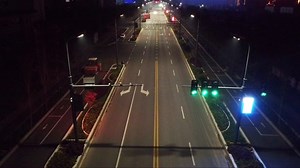 智慧控光，灯随车动，深度节能