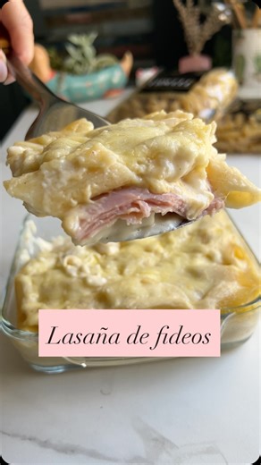 Sonia Cantero on Instagram: "👩🏼‍🍳👌🏻Se te ocurrió alguna vez que puedes hacer una lasaña de fideos y que encima te quede espectacular? INGREDIENTES: -300 gs de fideos mostacholes @fidellipastagourmet -500 cc de leche -3 cdas de harina -2 cdas de manteca -nuez moscada y sal a gusto -250 gs de jamón cocido -250 gs de queso Dambo o provolone en fetas -100 gs de queso en hebras PASOS: -Lo primero que vamos a hacer exponer a hervir agua y cuando esté en el punto de ebullición total. Agregamos nue