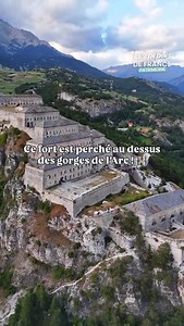 🛡️ Perché au dessus des gorges de l’Arc, à 1300 m d’altitude, le Fort Victor-Emmanuel domine fièrement la vallée de la Maurienne. Construit au XIXe siècle, ce géant de pierre impressionne par sa taille, ses galeries creusées dans la roche… et sa vue imprenable sur les Alpes 🏔️ Un lieu chargé d’histoire à explorer entre nature et patrimoine. credit : @laurine_adri #fortvictoremmanuel #maurienne #alpes #patrimoinehistorique #lespepitesdefrance #fortdefrance #franceinsolite #histoire | Les Pépite