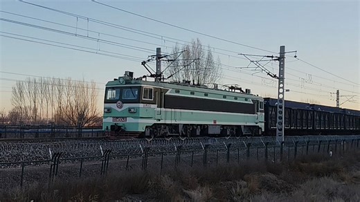 2026.1.12兰局迎段SS3B-5046下行跨局直通货列22055通过包兰线宜居小区去迎水桥