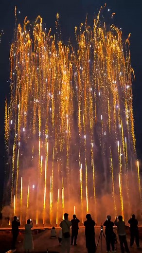 When fireworks go off, the festive atmosphere instantly kicks in. #Fireworks#Atmosphere#Romance | Radiant Fireworks