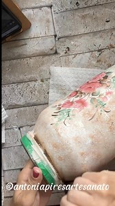 #artesanato Usei vidro grande palmito , tinta chalck restauro (antique bege , branco , verde, toffe e chocolate ) ,gel envelhecedor marrogany e cola gel para Decoupagem Fullcolor , esponja marinha sintética e fita crepe Grid Brasil #artesanato #artesanatocriativo #artesanatocriativobrasil | Antonia Pires Artesanato