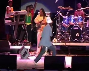 ► VOUS ETES BEAUCOUP A SAUTER COMME DES MALADES LORSQUE NOUS LES DJ'S NOUS JOUONT CE LIVE DE SIZZLA (1min20) MAIS AVEZ VOUS DEJA VU LA VIDEO D'ORIGINE DU CONCERT ??? - VOICI CE PASSAGE INCROYABLE EN IMAGE ! SI VOUS AVEZ JAMAIS VU CE CONCERT, J'VOUS LE CONSEILLE FORTEMENT ;) | DjTyson