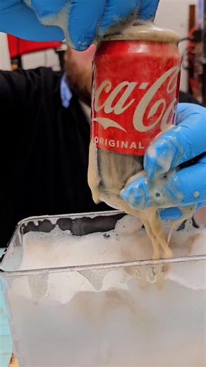 This chemical reaction leaves a drinks can looking like a plastic bag 😲🧪 | UNILAD Tech