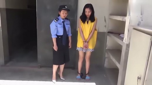 梨花雨：女囚被带上沉重的脚镣，不得不用手拎起铁链子！