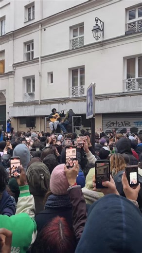 Daniel Caesar on Instagram: "I love Paris"
