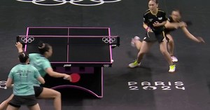 Tischtennis bei Olympia: Yuan Wan sichert Deutschland im Doppel einen Satz durch Longline-Ball im Fallen