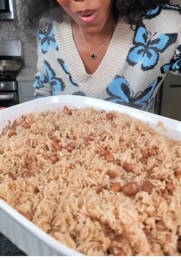 Let’s make Haitian pinto bean and rice. Ingredients! 3 tbsp olive oil 2 tbsp epis 1 1\\2. Pinto beans 4 cups water 1 cup coconut milk Celery Scotch bonnet pepper Cloves Pimento Thyme, Parsley ( didn’t add any, but you totally can) 1 tbsp chicken boullion 1 tsp salt or to taste 3 cups Jasmine rice 1 tsp ground black pepper 2 tbsp unsalted butter #manjekreyol #haitianepis #manjekreyol #haitianfood #sòspwason