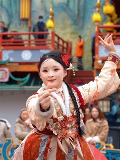 🇻🇳《明月山海间不夜城》🇨🇳 - 青岛不倒翁小姐姐抖音号#chineseculture🇨🇳, wenhua.wenhua - 青岛不倒翁🫶, 西门吹雪爱🫰, 山东不倒翁✌️🫰🫶 一摇一曳皆是风情, 一笑一顾尽是 温柔。来山海间不夜城, 遇见最美的不倒翁。🫰👸🫶👸 Mỗi chuyển động uyển chuyển đều toát lên vẻ quyến rũ, mỗi nụ cười và ánh nhìn đều tràn đầy sự dịu dàng. Hãy đến với thành phố không ngủ giữa núi rừng biển cả, và gặp gỡ chú bọ cuốn tròn xinh đẹp nhất.🫶👩🫰👩 #明月山海间不夜城 #青岛山海间不夜城主题街区 #青岛明月山海间不倒翁 #双胞胎不倒翁 爱🫰 Love🫶 我爱你。 ♥️ I Love You🫰 Roly-Poly Dolls Girl China🇨🇳 大唐不夜城 Roly-Poly Doll Girl China🇨🇳💃�