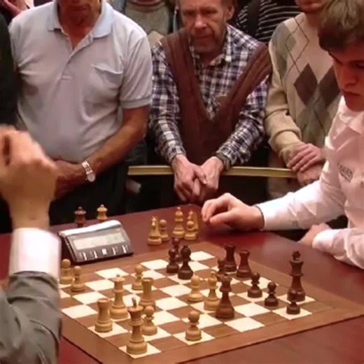 Magnus Carlsen defeats Levon Aronian in a beatiful endgame combinatuon #chess #aronian #carlsen #learnchess
