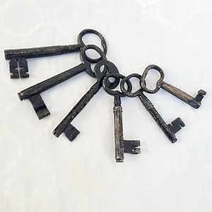 Antique Iron Skeleton Key Set: Vintage Home Decor, Craft Supplies - Etsy UK